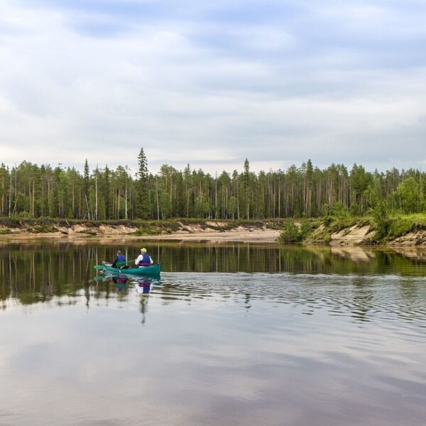 Estate in Lapponia, viaggio in Finlandia lago canoa
